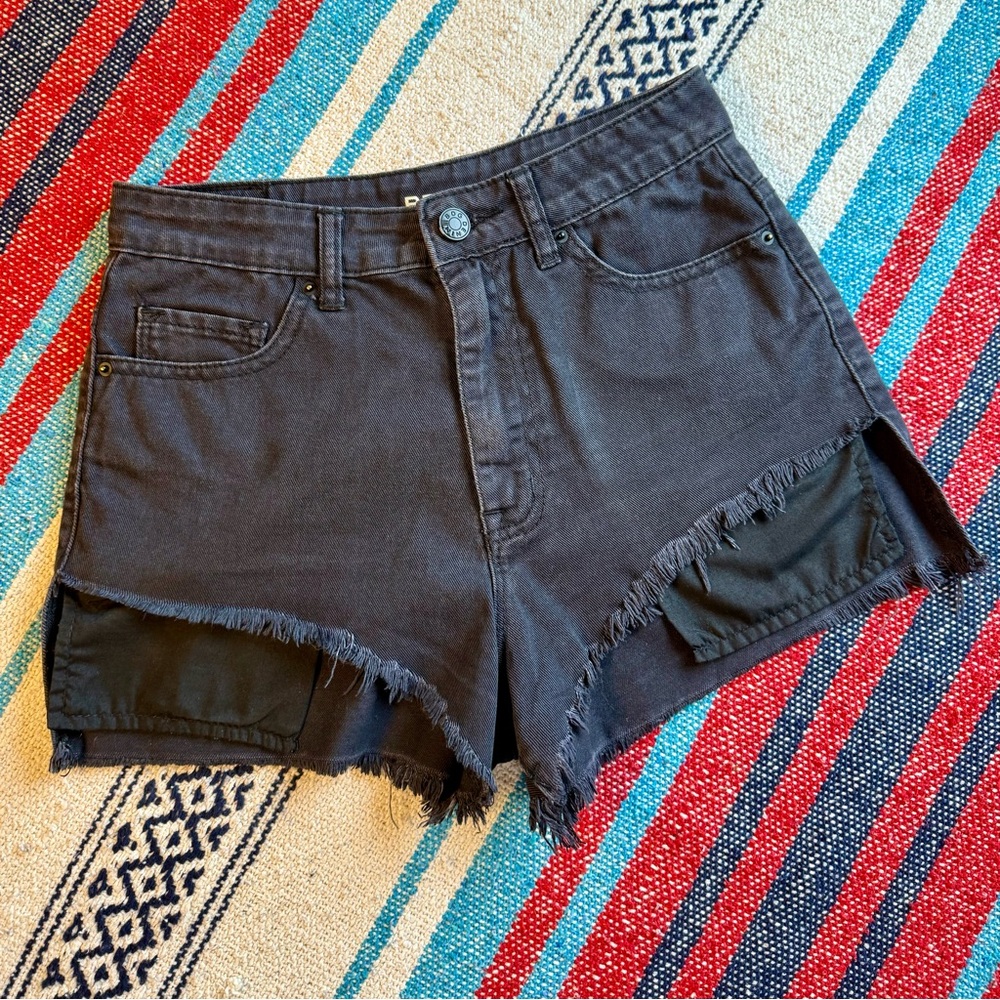 Edgy BDG Women’s High Rise “Lou” Hi-Low Shortie Denim Shorts Size 27W